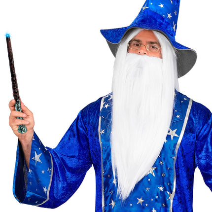 Toverstokje met licht en geluid in de hand bij een klassieke magiërlook met witte baard