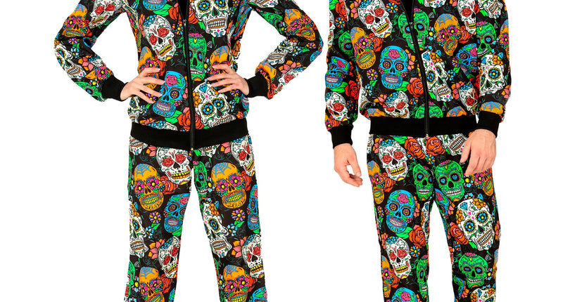 Trainingspak dia de muertos met neonkleurige sugar skulls op zwart, gedragen door dame en heer voor Halloween