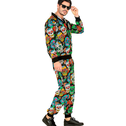 Trainingspak dia de muertos van de zijkant, doorlopende schedelprint op jas en broek
