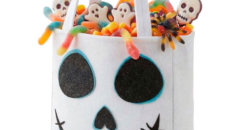 Trick-or-treat tas spook wit met zwart spookgezicht en turquoise randen, gevuld met Halloweensnoep
