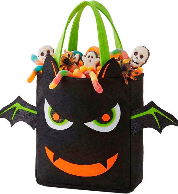 Trick-or-treat tas vleermuis van zwart vilt met groene hengsels en oranje grijns, gevuld met snoep