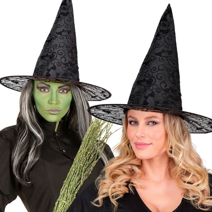 Twee dames met de zwarte heksenhoed met vleermuizen op een halloweenfeest