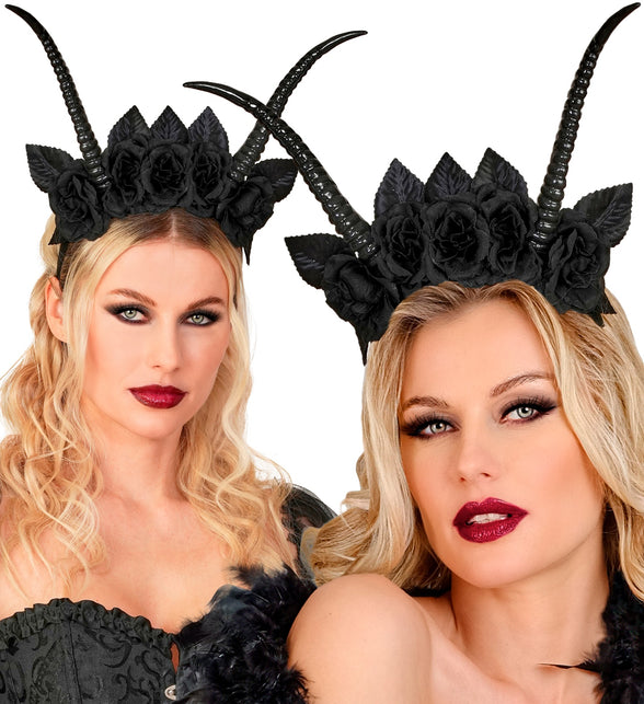 Twee dames met zwarte hoornhaarband en zwarte rozen op een Halloweenfeest