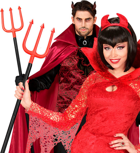 Twee drietanden duivel plastic vastgehouden bij rode duivelsoutfits voor Halloween