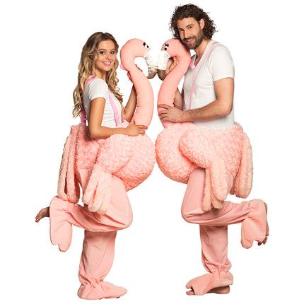 Twee flamingo instapkostuums naast elkaar, roze pluche bodys met nekken tegen elkaar