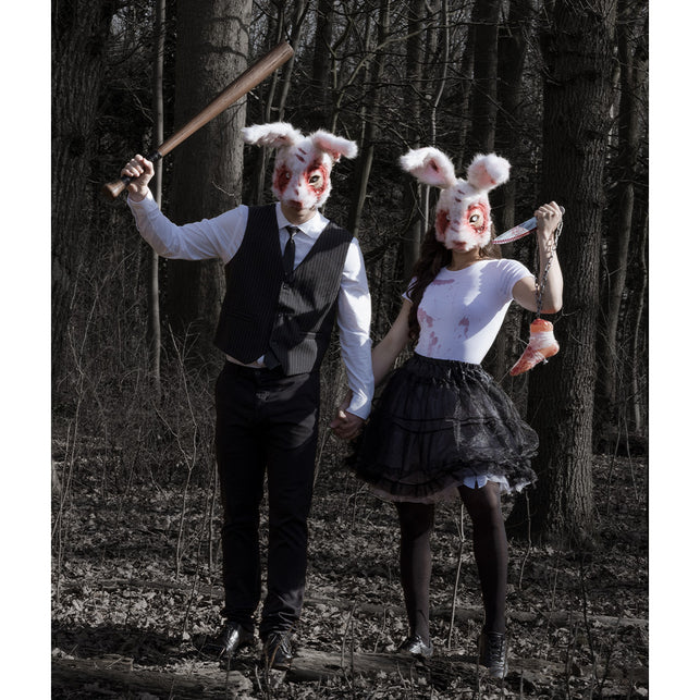 Twee personen met het pluchen halfmasker Bloederig konijn in een donker bos, killer rabbit-look voor Halloween
