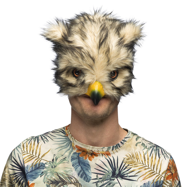 Uilenmasker van pluche gedragen door man, beige-zwarte vacht met gele snavel