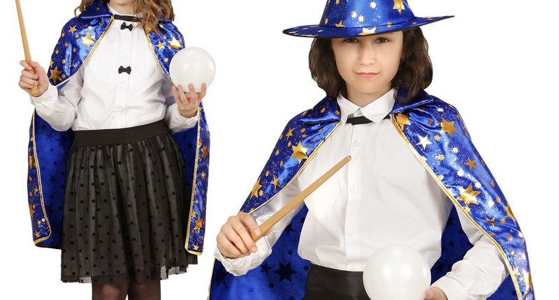 Verkleedset tovenaar met blauwe sterrencape en puntmuts, gedragen door een meisje en een jongen