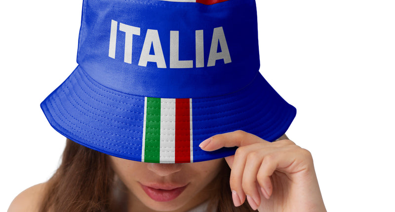 Vissershoedje Italia in blauw met witte ITALIA-letters en groen-wit-rode driekleur op bol en rand, gedragen