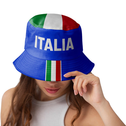 Vissershoedje Italia in blauw met witte ITALIA-letters en groen-wit-rode driekleur op bol en rand, gedragen