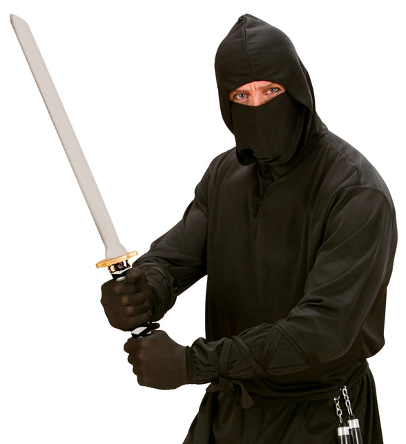 Volwassen ninja heft het ninja zwaard met gouden stootplaat tijdens carnaval