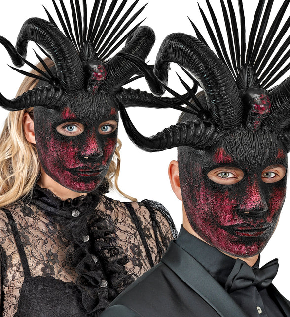 Voodoo masker priester close-up met ovale oogopeningen en rode gezichtsvegen