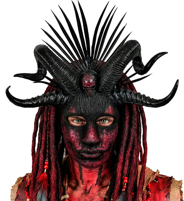 Voodoo masker priester met hoge punten en gebogen hoorns, gedragen met dreadlocks