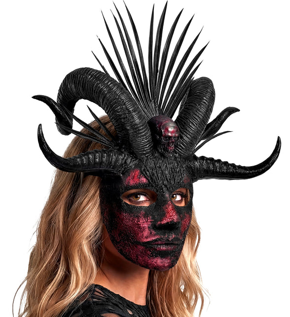 Voodoo masker priester schuin aanzicht met geribbelde ramshoorns en zwart-rood patroon