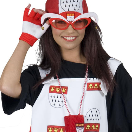 Vrouw draagt de bril Keulen oktoberfest bij een rood-witte outfit op een bierfeest