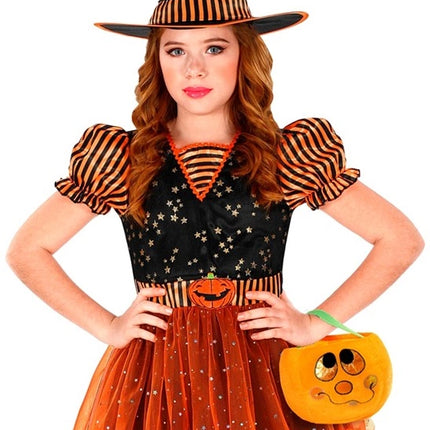 Handtasje pompoen fluweel oranje, gedragen bij oranje-zwarte heksenjurk met sterren voor Halloween