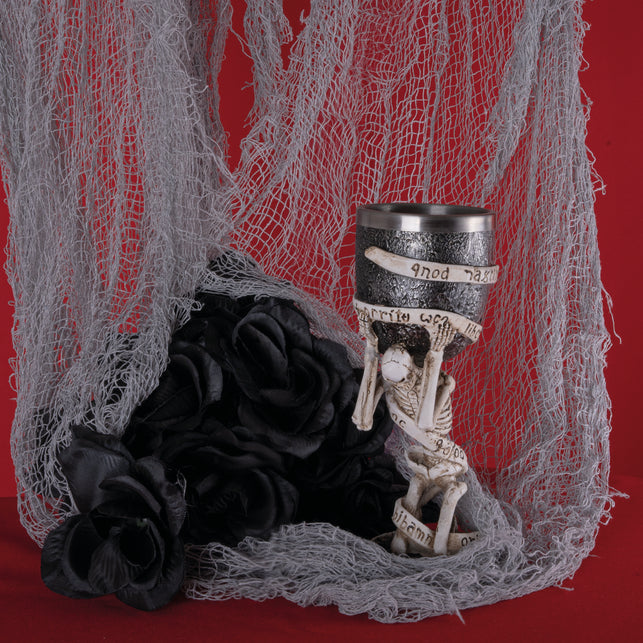 Wit spoken doek als hangende decoratie met open mazen en losse draden