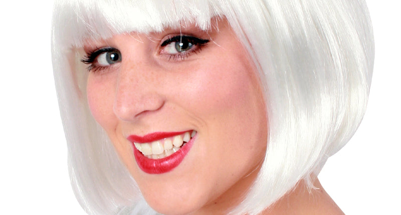 Witte bob pruik budget met rechte pony, kinlange steile bob voor dames op een discofeest