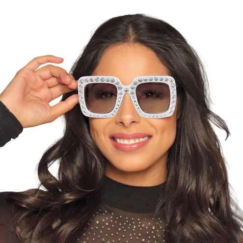 Witte bril met strass stenen, dubbele rij steentjes rond grijs getinte glazen