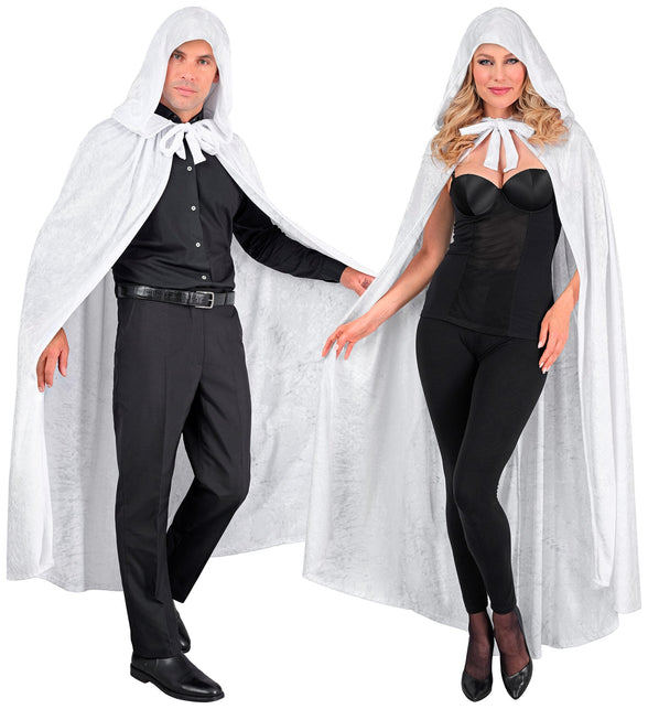 Witte cape met kap over zwarte kleding, striksluiting zichtbaar bij de hals