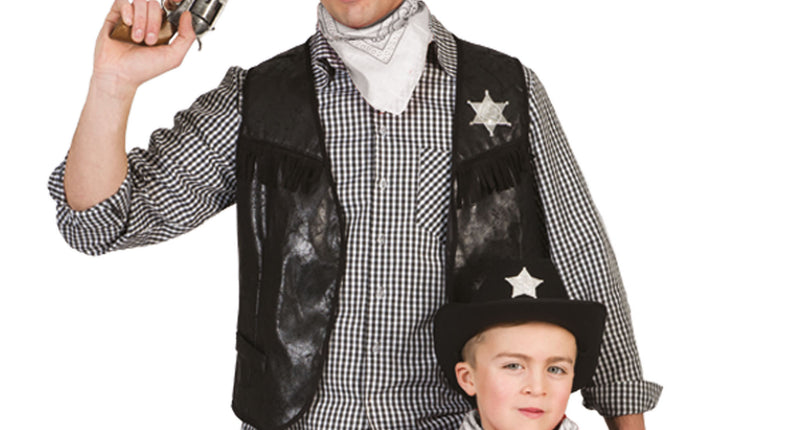 Witte cowboy zakdoek met paisleyprint, gedragen om de nek door man en kind bij een westernoutfit