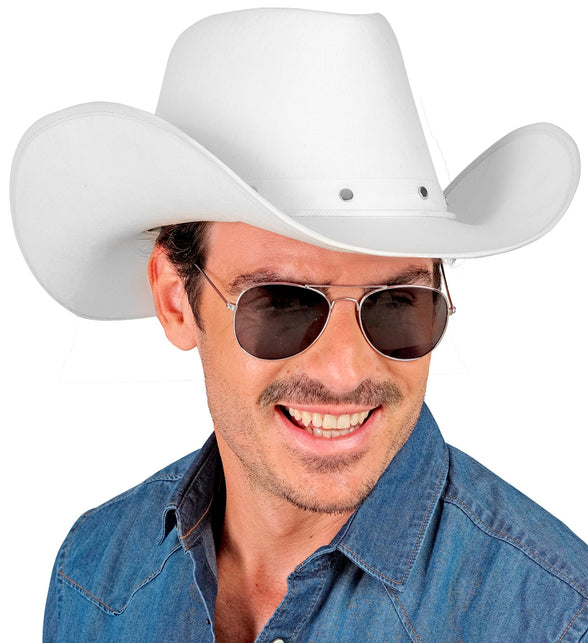 Witte cowboyhoed op het hoofd van een man, hoedband met zilverkleurige studs zichtbaar