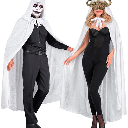 Witte fluwelen kapmantel gecombineerd met een goudkleurig oogmasker voor een gemaskerd bal
