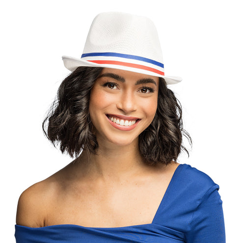Witte Frankrijkhoed met tricolor band gedragen door een vrouw met blauw shirt, supporterslook