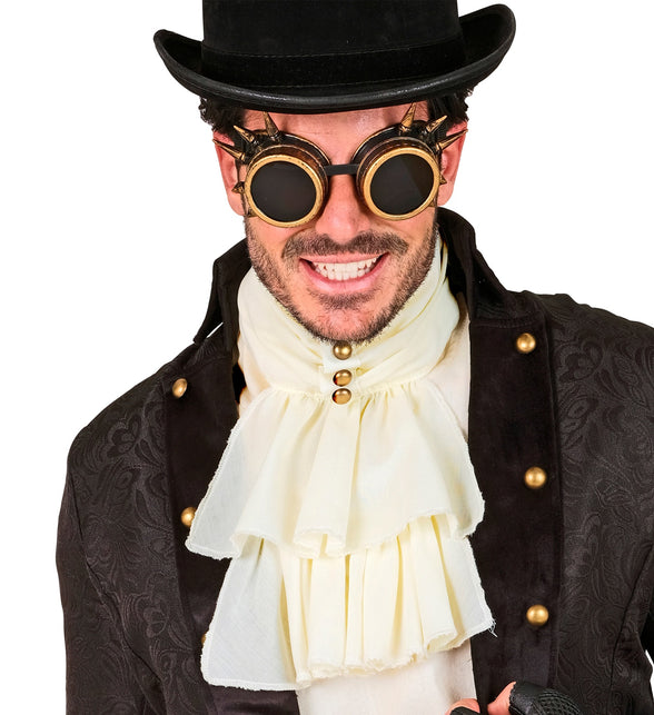 Witte jabot met ruches in een steampunklook onder een zwarte jas met goudkleurige knopen