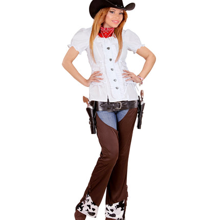 Witte Tiroolse blouse Lena met pofmouwen, gecombineerd met cowboyhoed en bandana