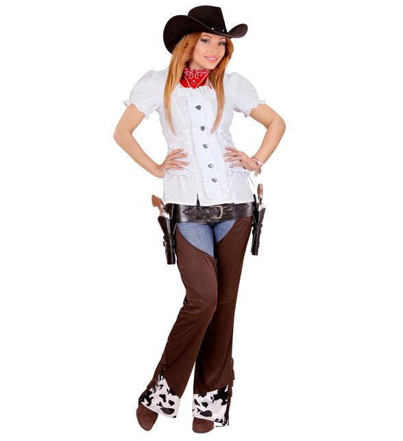 Witte Tiroolse blouse Lena met pofmouwen, gecombineerd met cowboyhoed en bandana