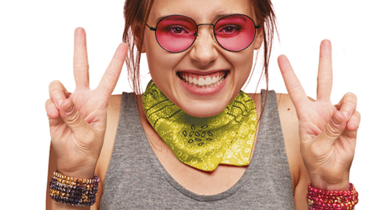 Zakdoek cowboy geel met wit paisleydessin, los om de nek geknoopt bij een hippie- of westernlook