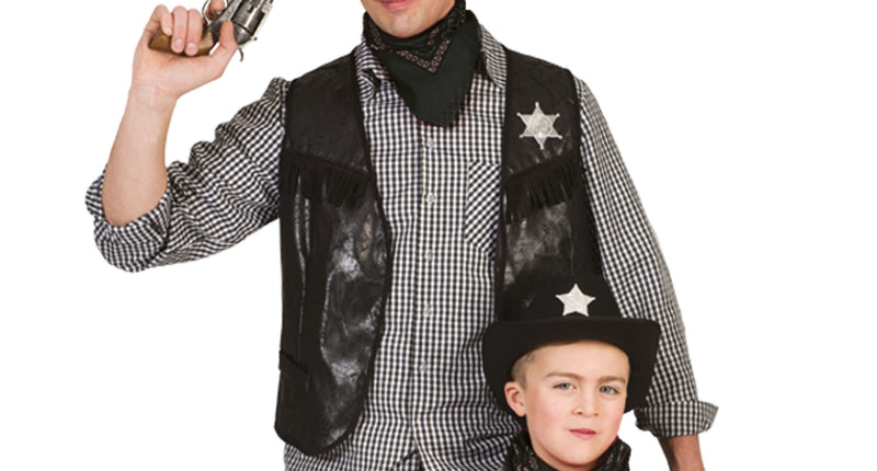Zakdoek zwart 50 x 50 cm als bandana om de nek geknoopt bij een cowboyvest met sheriffster