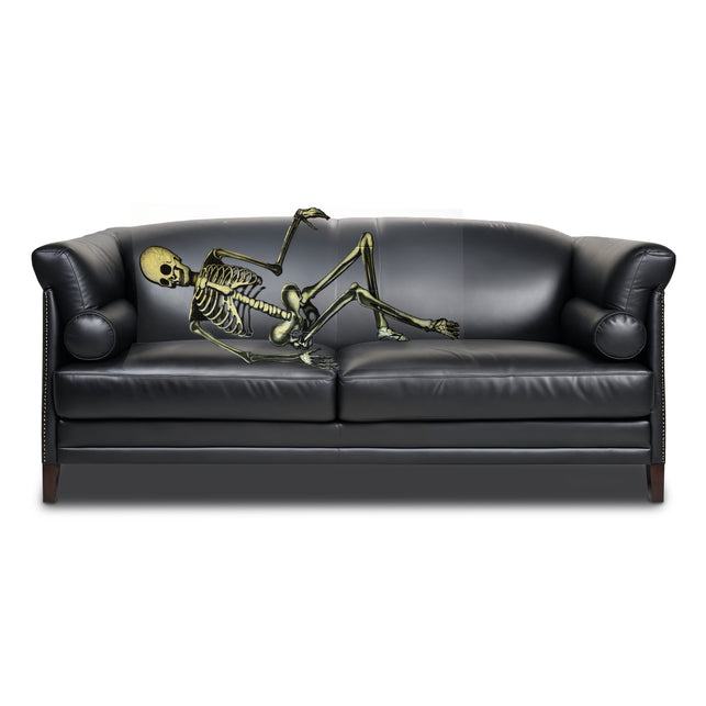 Zetelhoes skelet over een zwarte leren bank, transparante pvc-folie met botgele skeletprint voor Halloween