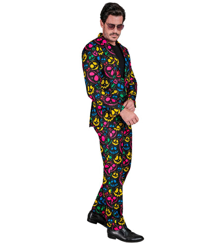 Zijaanzicht van het neon geesten kostuum met doorlopende spookprint op colbert en broek