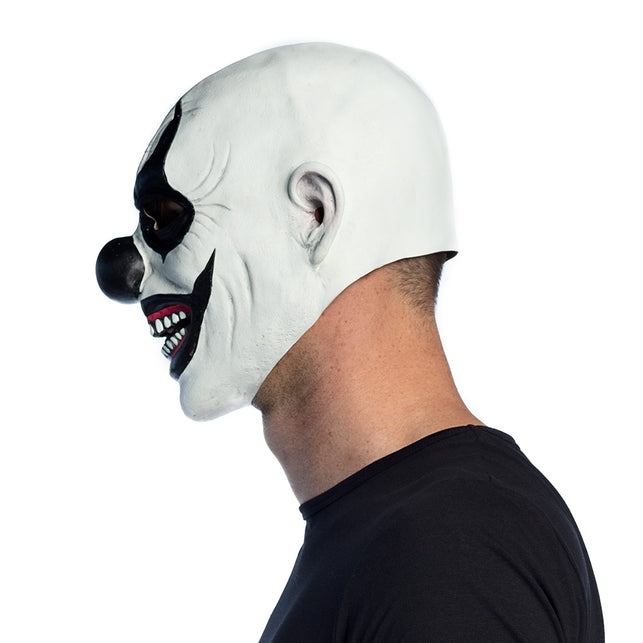 Zijkant van het latex clownsmasker met kale schedel, uitstekend oor en zwarte bolle neus