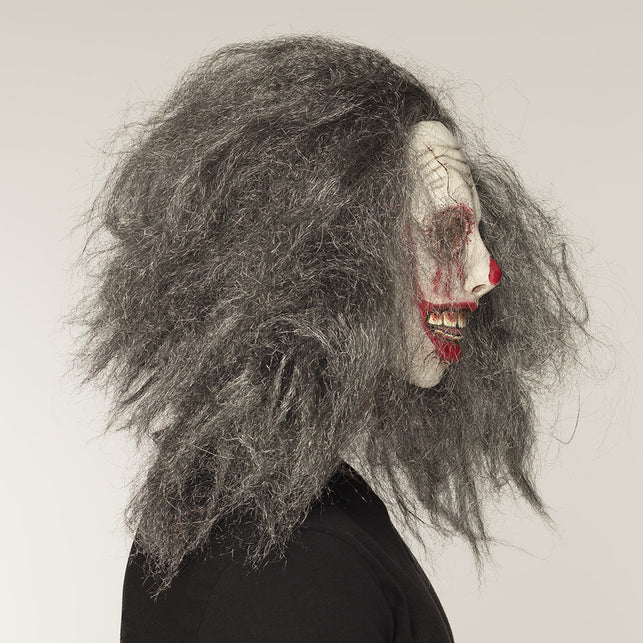 Zijkant van het latex zombieclownmasker met volle grijze haardos en bloedrode mond