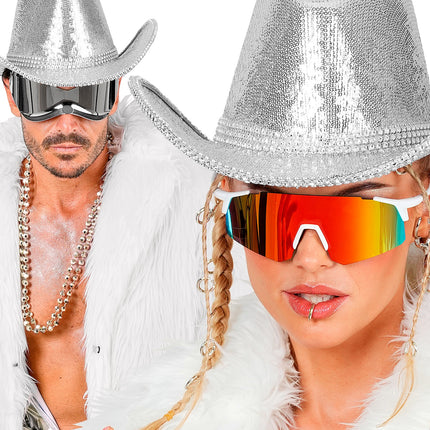 Zilveren cowboyhoed met strass gedragen door man en vrouw op een discofeest