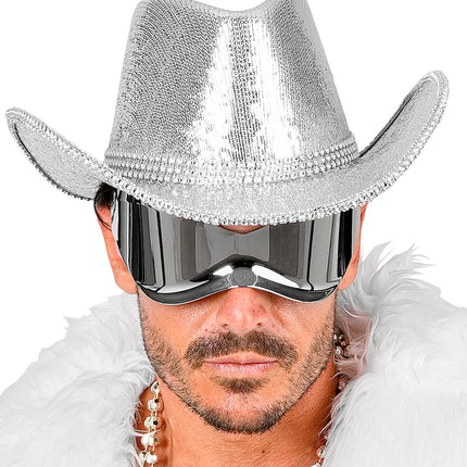 Zilveren pailletten cowboyhoed op het hoofd van een man, ingedeukte bol en gebogen rand