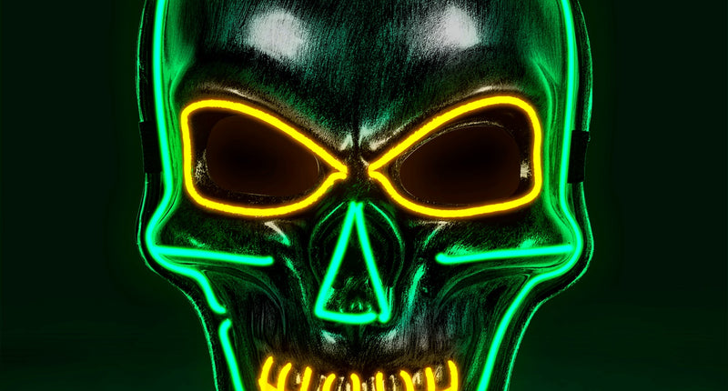 Zilveren schedel masker met gekleurd ledlicht, groene contouren en oranje tanden voor Halloween