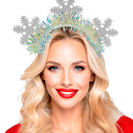 Zilveren sneeuwvlokken hoofdband op blond haar, middelste vlok steekt het hoogst uit