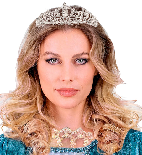 Zilveren tiara met strassteentjes en puntje in het midden, gedragen bij een prinsessenjurk