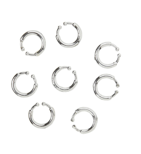 Zilverkleurige clip-on nep piercings los uitgelegd, elk met twee bolletjes aan de open zijde