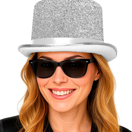 Zilverkleurige glitter hoge hoed voor dames, vooraanzicht met brede witte hoedband