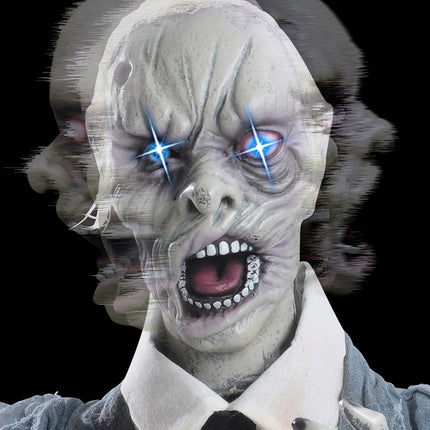 Zombie groundbreaker close-up van het gerimpelde hoofd met fel blauwe lichtgevende ogen en open mond met tanden