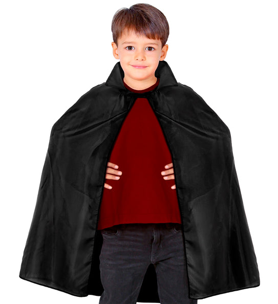 Zorro cape kind in het zwart met staande kraag, 100 cm lang, gedragen door een jongen