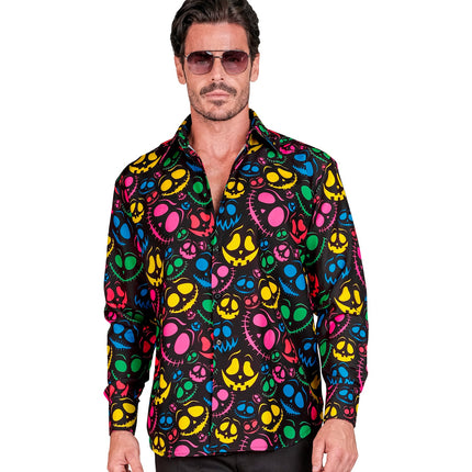 Zwart herenshirt met grijnzende neongeesten, vooraanzicht met open kraag en knoopsluiting