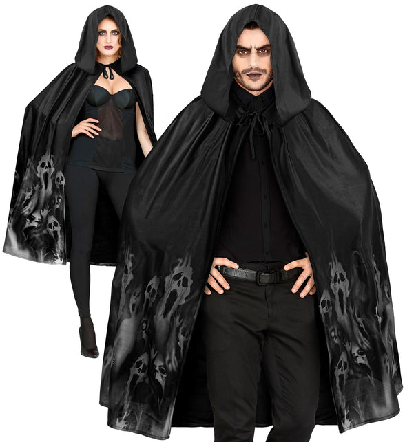 Zwarte cape met capuchon en schedelprint langs de zoom, vooraanzicht op twee modellen