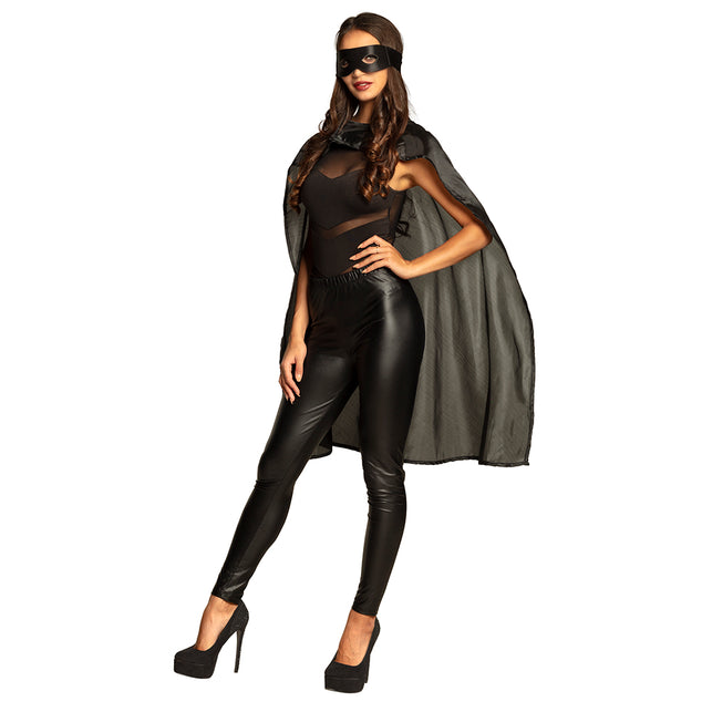 Zwarte cape met oogmasker op vrouw met glanzende legging, superheldenlook