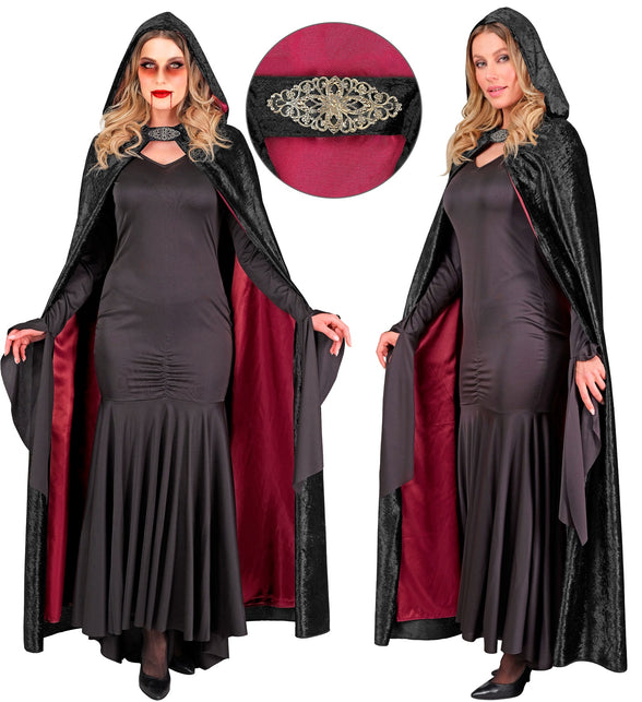 Zwarte cape met rode voering over lange zwarte jurk, gotische Halloweenlook voor dames
